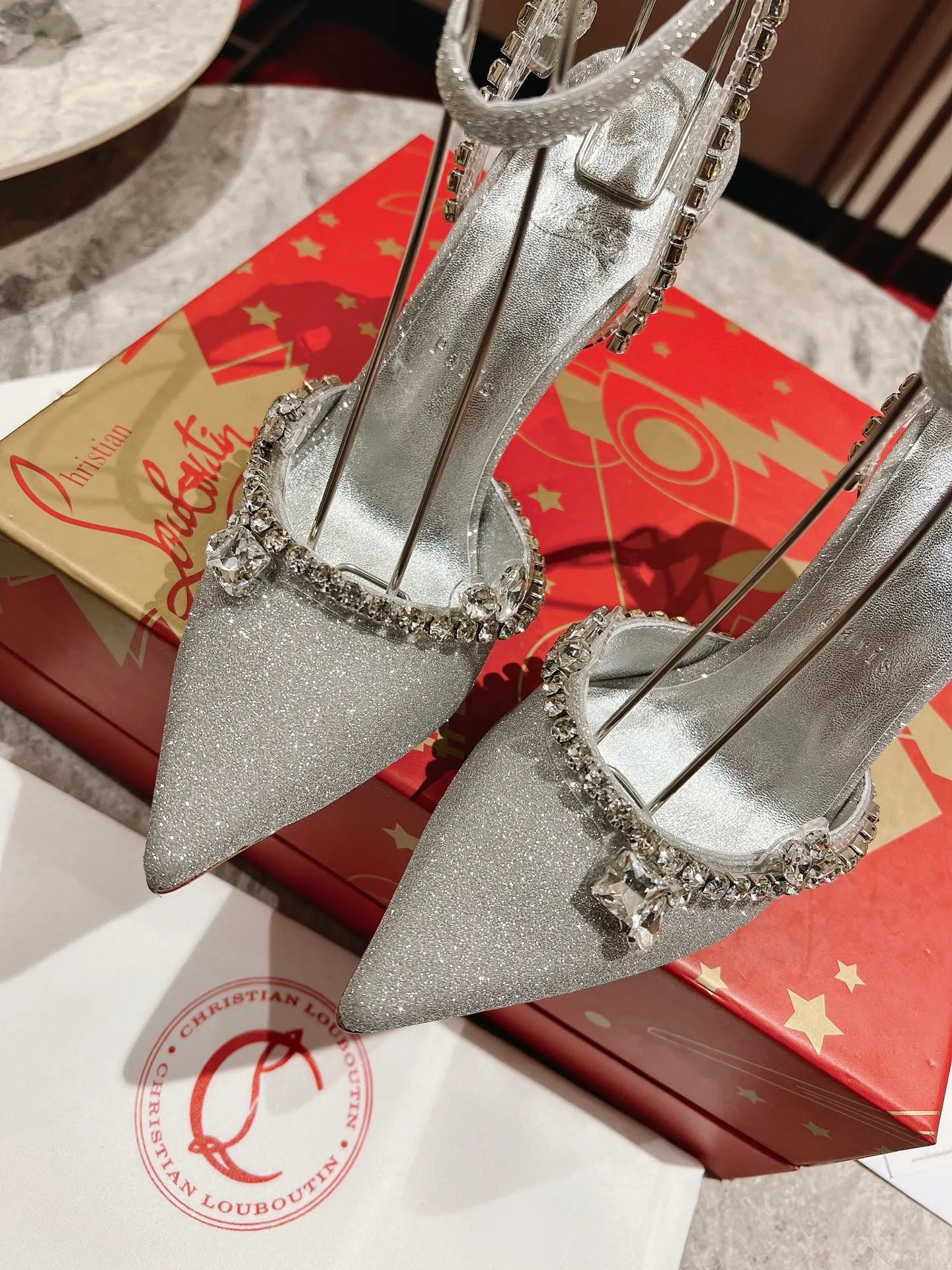 👟👟Ex-factory price 600👟👟 🆑❥∙ Crystal Sandals ✪【NEW .✔︎】 (Customized, non-refundable and non-exchangeable) Marykate Queen from Maison Christian Taking inspiration from Louboutin's iconic Spikaqueen and Degrastrass models, a pointed toe box is seamlessly combined with a delicate ankle strap to form the stunning d'Orsay sandal. The wraparound ankle strap is crafted from silver glitter-embellished calfskin and perches on a 100mm stiletto heel, wrapped in the same creative material. Two decorative bands are embellished with slate and gemstones for a truly striking look. Size: 34 yards-42 yards Heel height: 10cm Color: silver